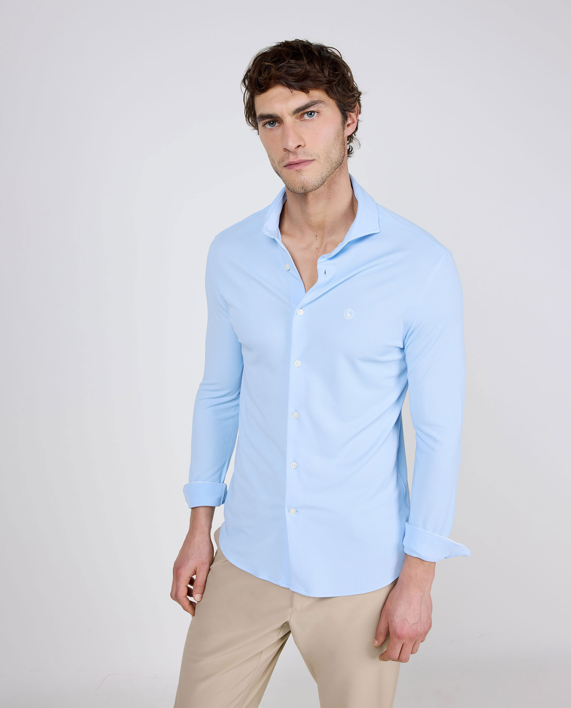 Sepiafarbenes, schlichtes blaues Hemd