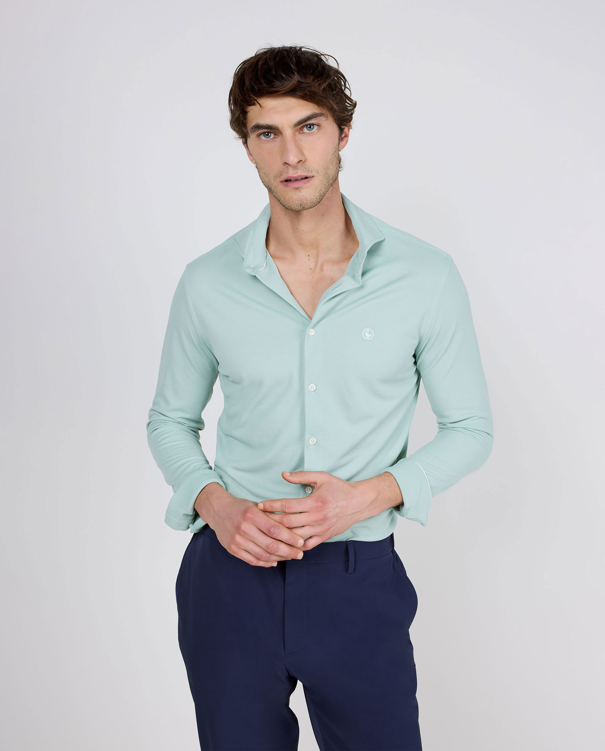 Sepiafarbenes, einfarbig grünes Hemd